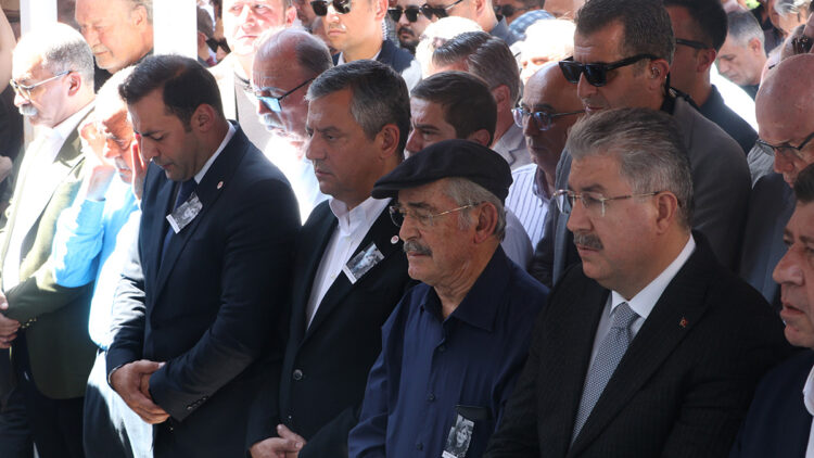 Özgür Özel, Yılmaz Büyükerşen'in kız kardeşinin cenazesine katıldı