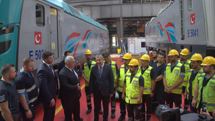Türkiye'nin ilk milli elektrikli lokomotifi Eskişehir 5000 test sürüşü yapıldı: Vali Yılmaz da katıldı
