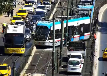 Fındıklı’da hareketli dakikalar: Tramvay raydan çıktı