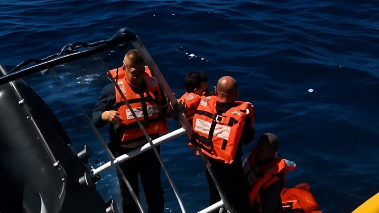 Girne açıklarında can pazarı! 267 kişiyi taşıyan yolcu gemisi alabora oldu: Zamana karşı kurtarma operasyonu