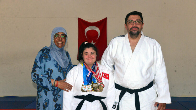 Kendini korumak için başlamıştı: Down sendromlu Zeynep Sude judoda dünya şampiyonu oldu
