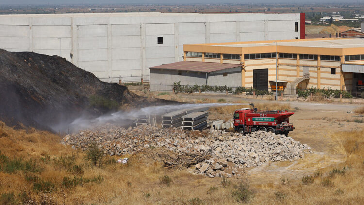 Facianın eşiğinden dönüldü: Ot yangını kâğıt fabrikasına sıçradı