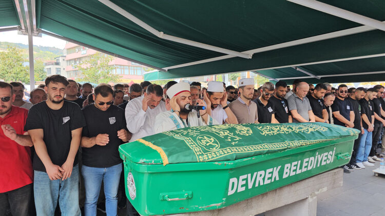 Kamera arkasından hüzünlü veda: Kazada ölen kameraman Zonguldak'ta gözyaşlarıyla defnedildi