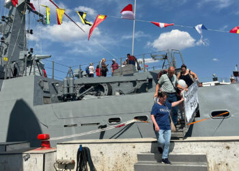 TCG Karşıyaka gemisi Zafer Bayramı'nda ilk kez ziyarete açıldı
