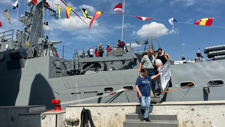 TCG Karşıyaka gemisi Zafer Bayramı'nda ilk kez ziyarete açıldı