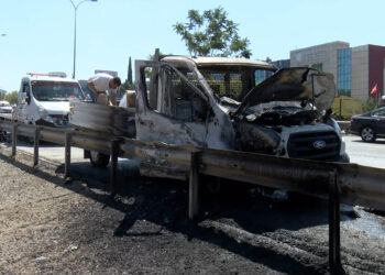 Kartal D-100 Karayolu’nda kamyonet alev alev yandı