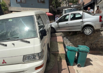 Beyoğlu’nda kargo aracının çarptığı otomobil askıda kaldı: "Daha önce de aynısını yaşadım"