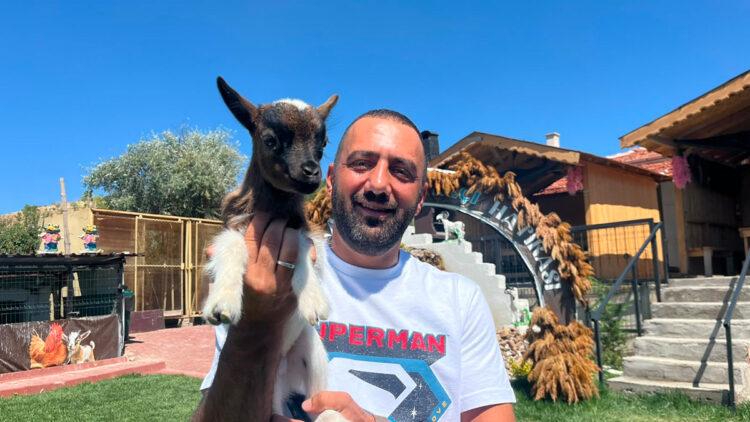 2 cüce keçiyle kurduğu çiftlikte 90 başlık sürüye ulaştı
