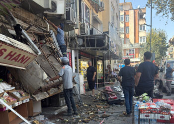 Klima montajı sırasında çökme: 2 yaralı