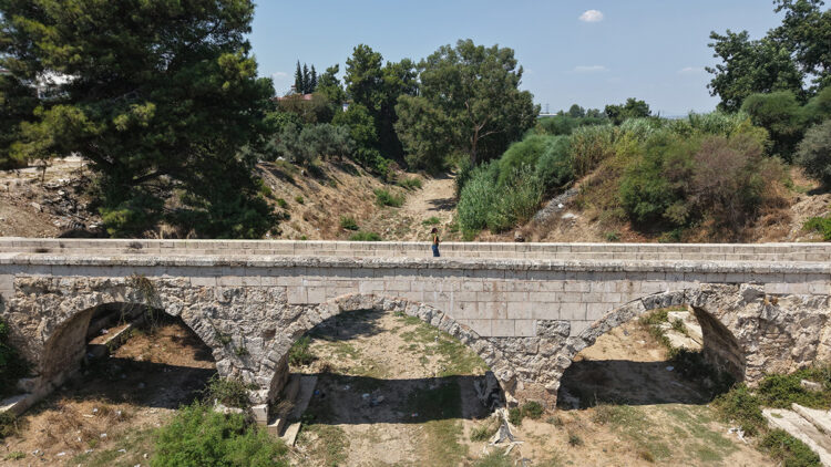 İki medeniyetin izini taşıyan 800 yıllık köprü