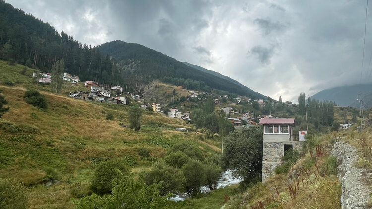 Şehir sıcağından bunalanlardan dağ eteğindeki köye ilgi