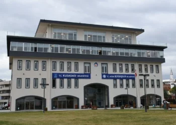 Kuşadası Belediyesi'ne operasyon; 15 gözaltı