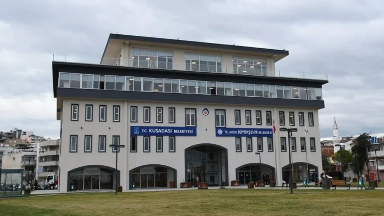 Kuşadası Belediyesi'ne operasyon; 15 gözaltı