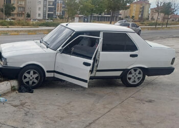 Aday sürücü otomobiliyle aydınlatma direğine çarptı; o anlar kamerada