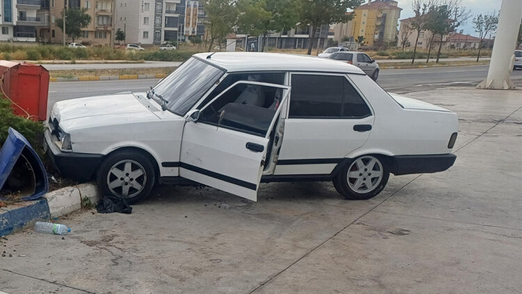 Aday sürücü otomobiliyle aydınlatma direğine çarptı; o anlar kamerada