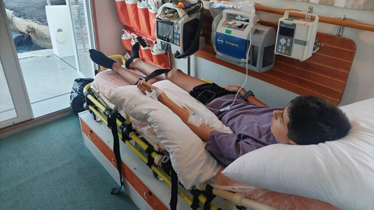 Leros’ta rahatsızlanan Türk genci deniz ambulansıyla Bodrum’a getirildi