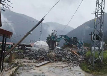 Uzungöl'de sağanak etkili oldu: Dere taştı, heyelan meydana geldi