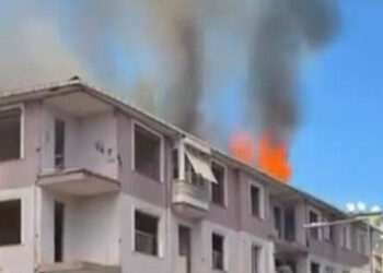 Maltepe’de kentsel dönüşüm için boşaltılan binanın çatısında çıkan yangın söndürüldü
