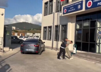 Maltepe’de evinin penceresinden uyuşturucu satan şüpheli tutuklandı