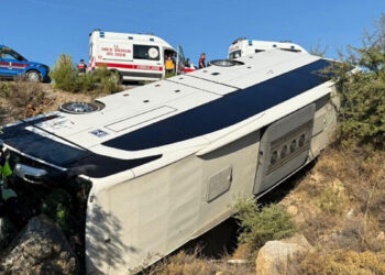 Midibüsle otomobil çarpıştı: 2 ölü, 1 yaralı
