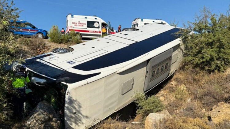 Midibüsle otomobil çarpıştı: 2 ölü, 1 yaralı