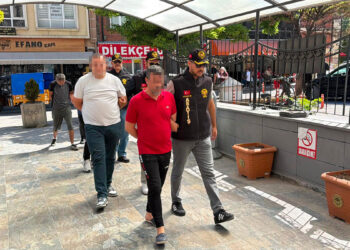 Evinde misafir ettiği arkadaşını bıçaklayarak öldüren şüpheli ve 3 arkadaşı adliyede