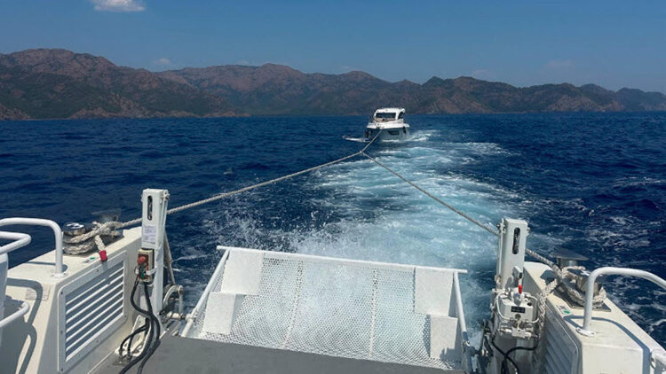 Marmaris'te makine arızası nedeniyle sürüklenen motoryat kurtarıldı