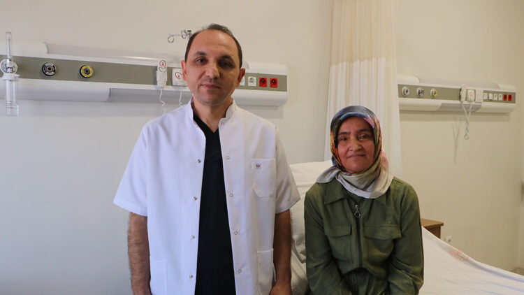 Kalbi yüzde 25 çalışan hastaya kapalı yöntemle tedavi