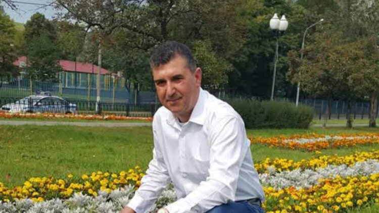 Eski muhtar, komşusu tarafından öldürüldü