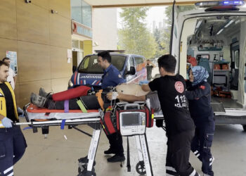 Direksiyonda kalp krizi geçirip kaza yapan kamyonet sürücüsü öldü