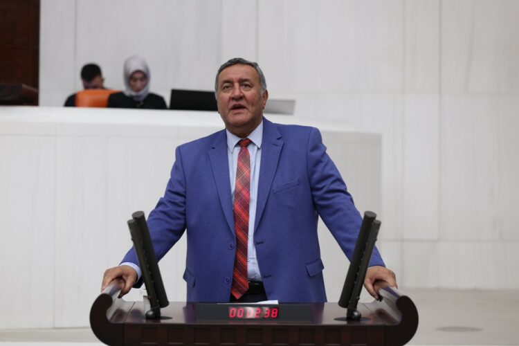 Sahne emekçileri belirsizliğe terk edilemez