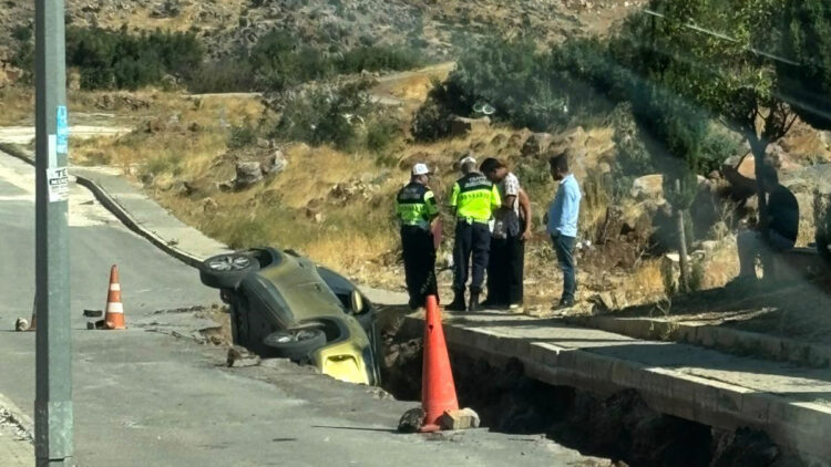 Doğalgaz çalışması kaza doğurdu: Otomobil, açılan çukura uçtu