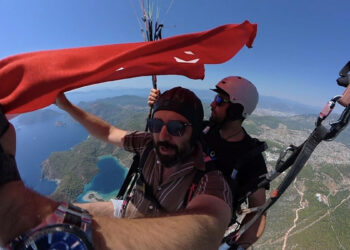 Fethiye'de 30 Ağustos'a özel yamaç paraşütü atlayışı
