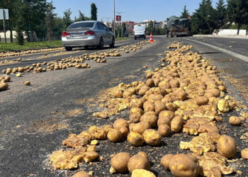 TIR’ın dorsesindeki 1 ton patates yola döküldü, ulaşım aksadı