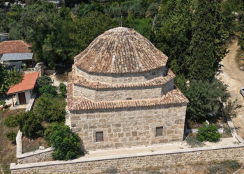 Perge’nin antik taşları, 200 yıllık caminin duvarlarında