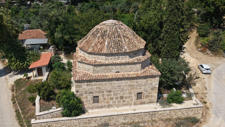 Perge’nin antik taşları, 200 yıllık caminin duvarlarında