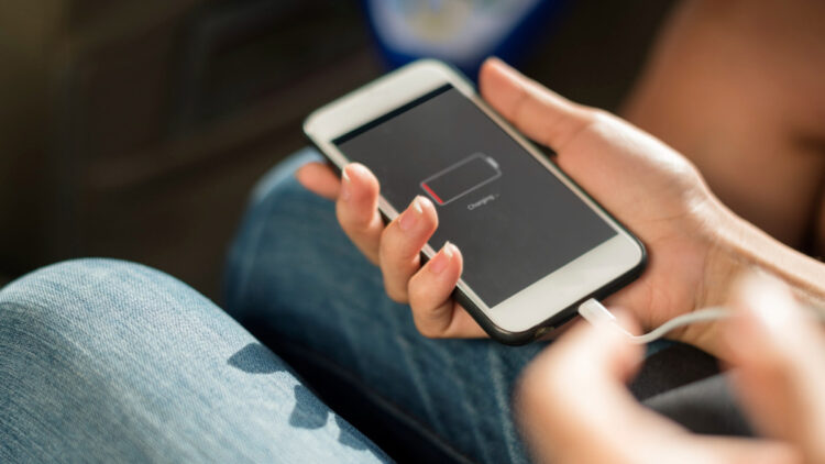 Şarj olurken telefon kullanmak zararlı mı? Batarya sağlığına dair doğru bilinen yanlışlar
