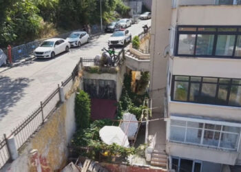 Şile'de üzerinden yol geçen 8 daireli bina havadan görüntülendi