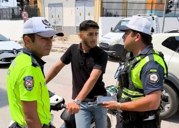 Ehliyetsiz sürücü uygulamadan kaçmak isterken yakalandı