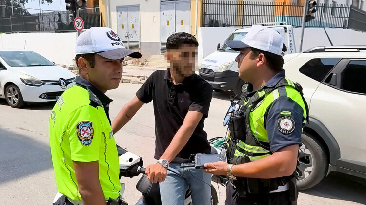 Ehliyetsiz sürücü uygulamadan kaçmak isterken yakalandı