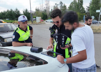 Uygulamadan çağırdığı korsan taksiciyi yakalattı, kendisine de ceza yazıldı