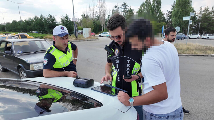 Uygulamadan çağırdığı korsan taksiciyi yakalattı, kendisine de ceza yazıldı