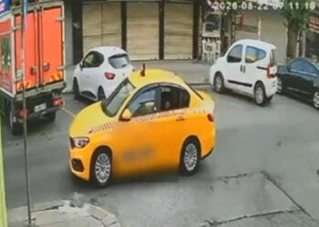 Kuyumcuya silahlı saldırı kamerada; şüpheliler olay yerine taksiyle gelmiş