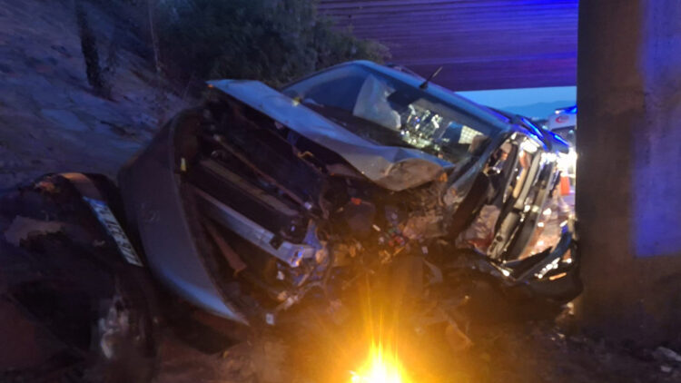 Hafif ticari araç yol kenarına savruldu: 1 ölü, 3 yaralı