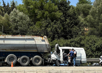 İzmir'de korkunç kaza: TIR'a arkadan çarpan minibüsün sürücüsü öldü