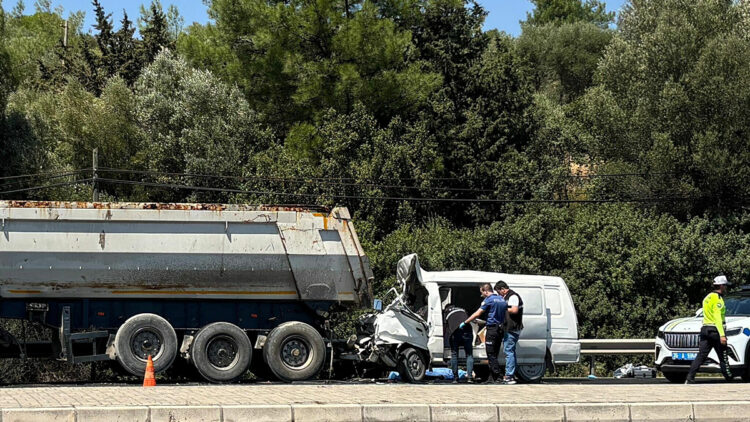 İzmir'de korkunç kaza: TIR'a arkadan çarpan minibüsün sürücüsü öldü