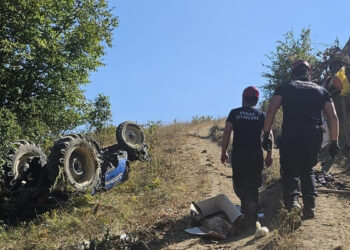 Çocuk sürücünün kullandığı traktör şarampole devrildi: Durumu kritik