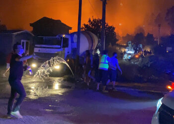 Fethiye’de orman yangını yerleşim yerlerini tehdit ediyor! Huzurevi ve evler tahliye ediliyor