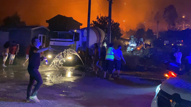 Fethiye’de orman yangını yerleşim yerlerini tehdit ediyor! Huzurevi ve evler tahliye ediliyor