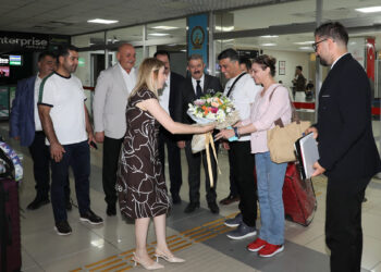 Van ve Tahran arasında ilk uçuş gerçekleşti: İranlı turistler çiçeklerle karşılandı